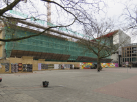 907387 Gezicht op de bouw van de nieuwe vleugel van winkelcentrum Hoog Catharijne aan de westzijde van het plein ...